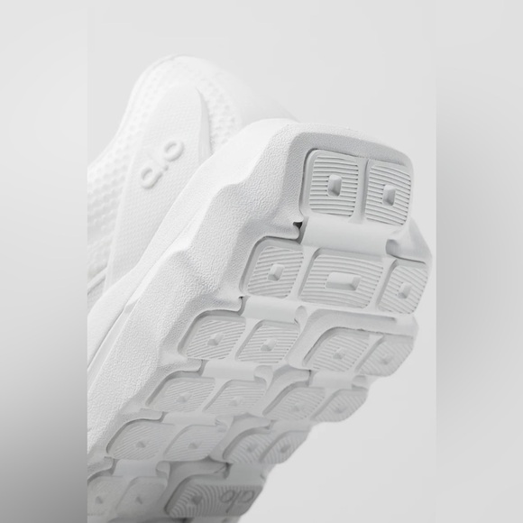 ALO Yoga Runner Shoes Sneakers White Size 8 NEW - Picture 3 of 16